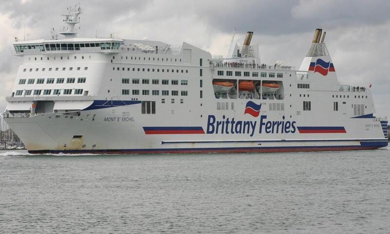 Mont St Michel ferry.jpg