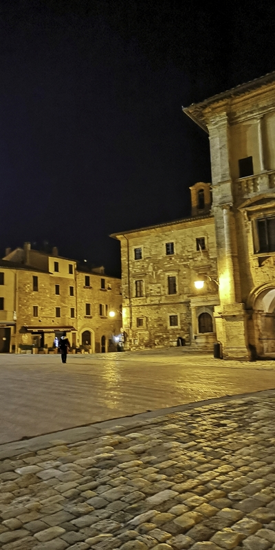 Only us in whole town square Montiplciano.jpg :: rhdr