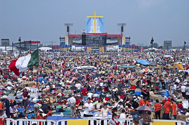 pope crowd rear.jpg