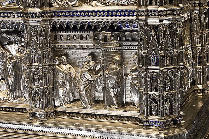 _MG_4641 copy.jpg :: Closer view of part of altar