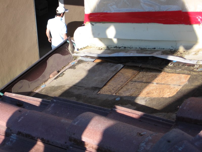 IMG_0225.jpg :: Chimney-roof flashing leak.