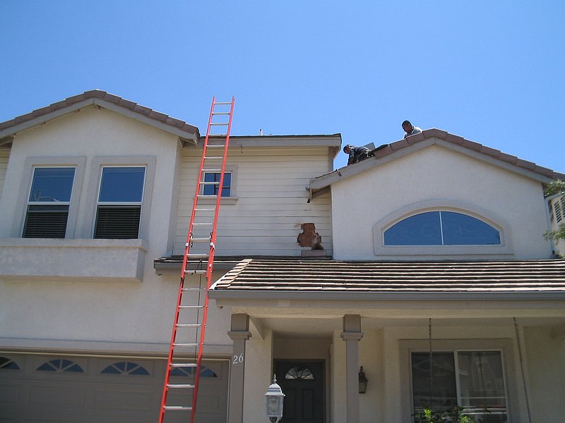 Siding flashing leak.jpg :: Roof-siding flashing leak.
