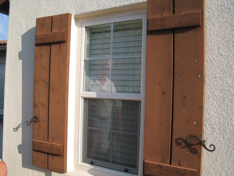 todds pictures 065.jpg :: Wood shutter leak.