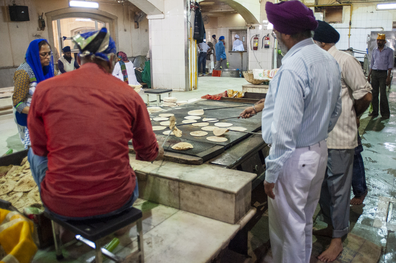 Gurudwara Bangla Sahib -5.jpg :: Gurudwara Bangla Sahib - Making Naan