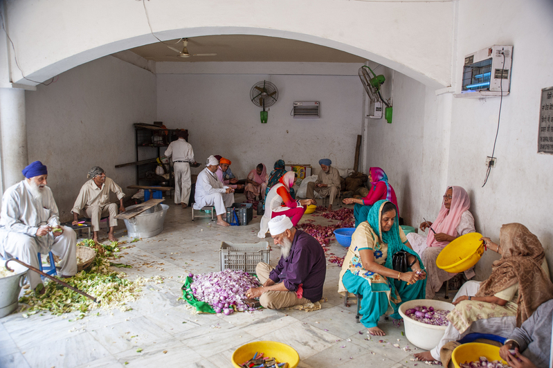 Gurudwara Bangla Sahib 1.jpg :: Gurudwara Bangla Sahib - preparing food