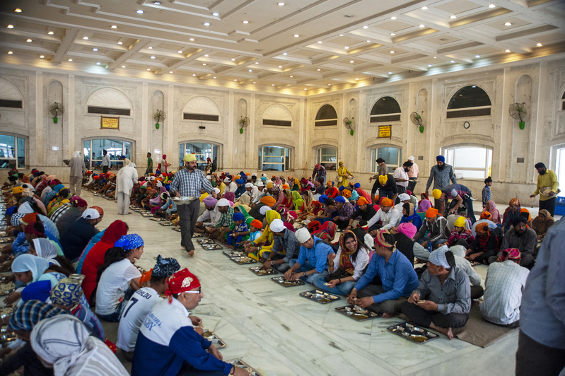 Gurudwara Bangla Sahib 2.jpg :: Gurudwara Bangla Sahib ANYONE can eat here at no cost