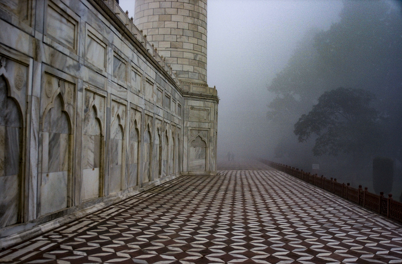 Taj Mahal 2001 in fog 3.jpg :: Taj Mahal 2001 in fog 3