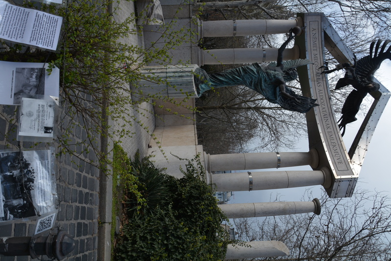 Budapest antifascist monument 1.jpg