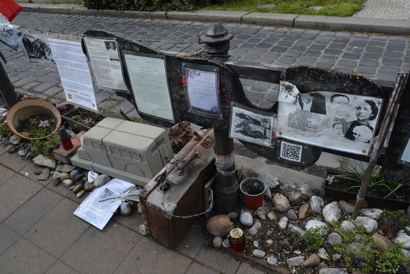 Budapest antifascist monument.jpg