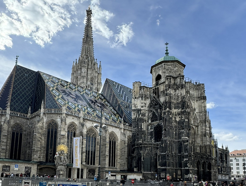 Vienna St Stephens Cathedral 11.jpg