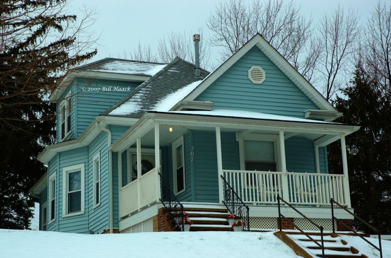 20_DSC_2518 Fee Fee blue house snow 012207.jpg