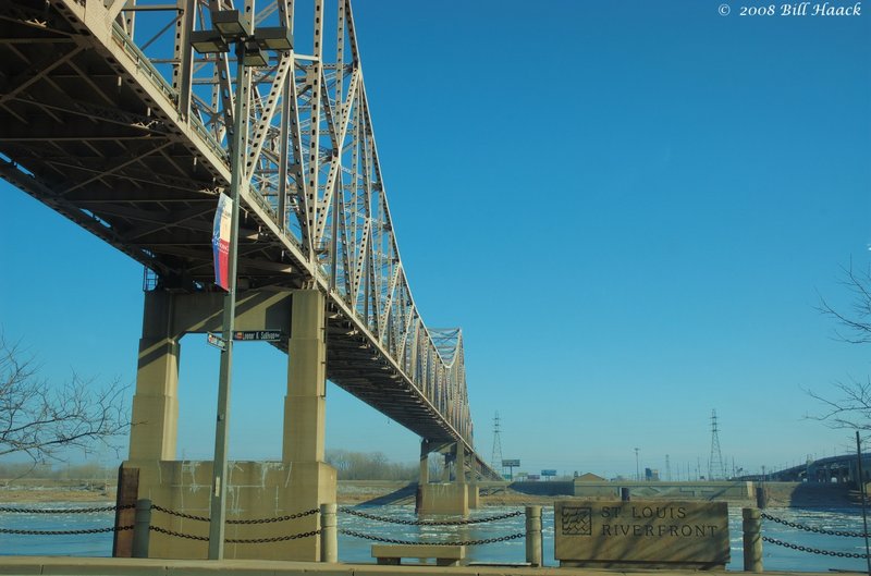 60_DSC_4454 bridge over Mississippi ice floes 012608.jpg