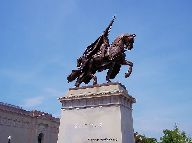 64_100_0405 St Louis 050705.jpg :: Life-size statue of a mounted St. Louis in front of the St. Louis Art Museum in Forest Park.