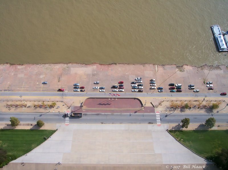 64_100_2652 arch looking down river 101905.jpg