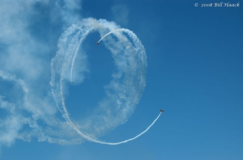 80_DSC_8585 Red Baron biplanes 4 circle smoke 022 090107.jpg