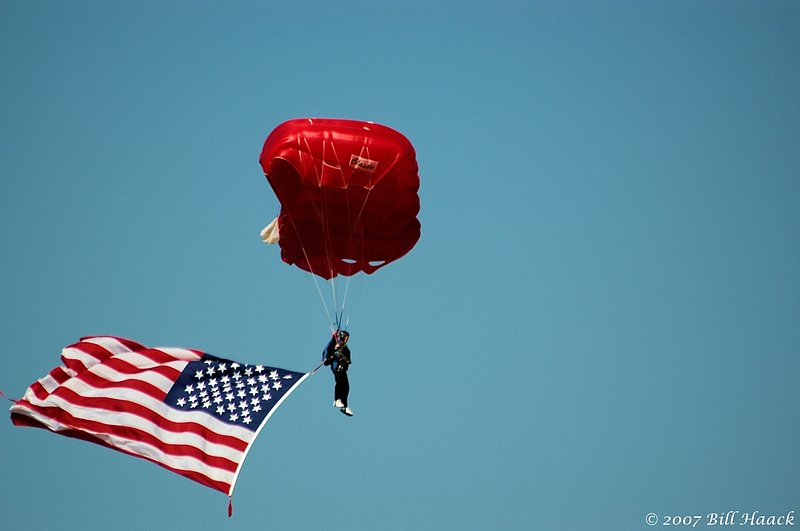 83_DSC_0146 paraschutist w flag 091606.jpg