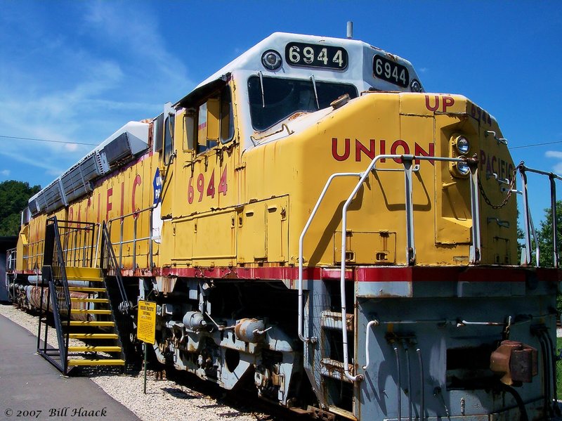 89_100_0142 yellow Union Pac engine 080604.jpg