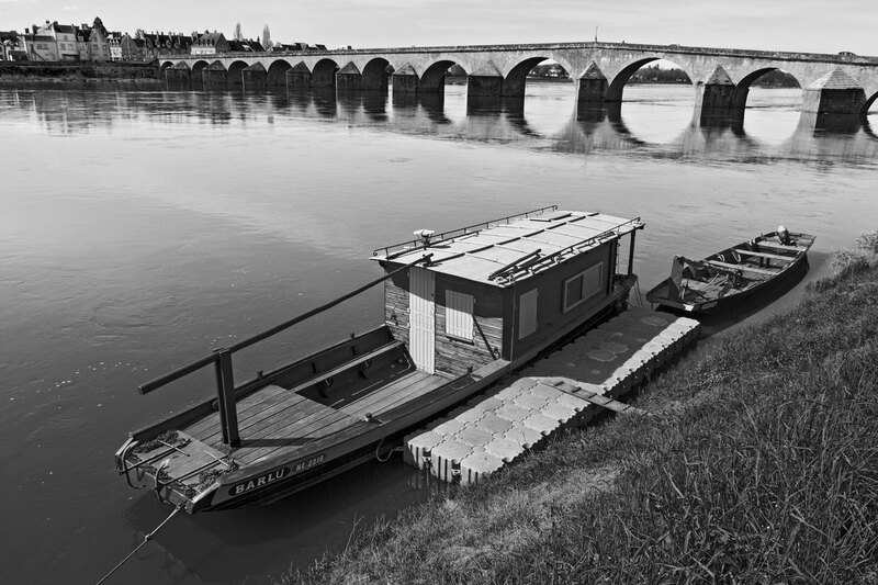 FRA_98022w(1).jpg :: Boats moored on the banks of the River Loire at Gien in France