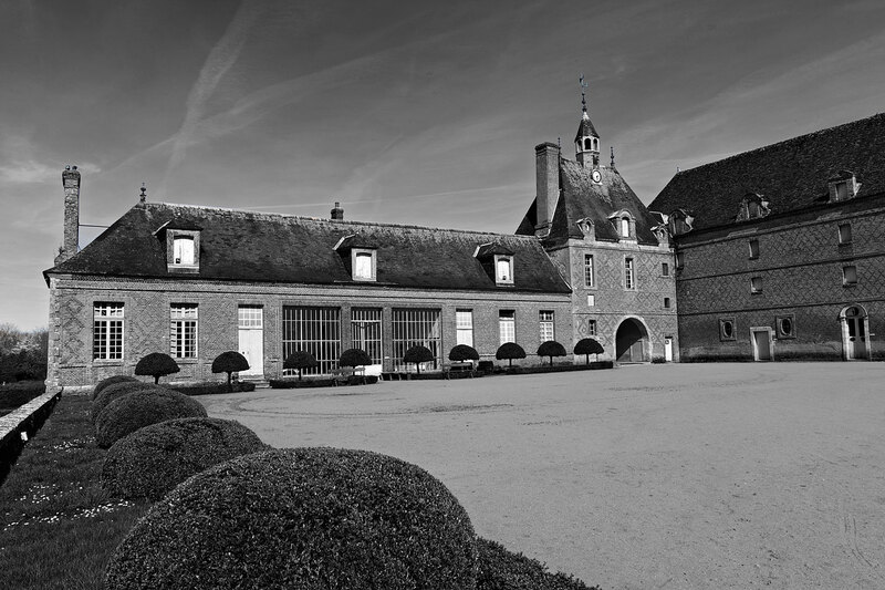 FRA_98262w(1).jpg :: Courtyard of Château de La Bussiére (The Fisherman's Castle) in the Loire Valley, France