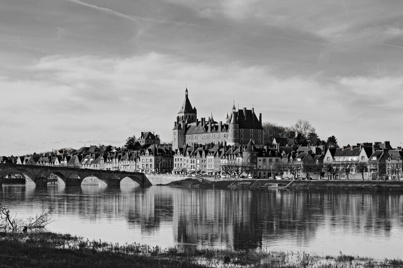 FRA_98422w(1).jpg :: The town of Gien on the banks of the River Loire in France