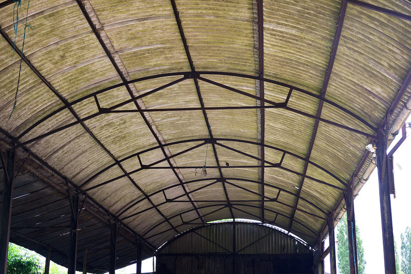 MKC19_029.jpg :: Inside of metal framed Dutch Barn with corrugated roof