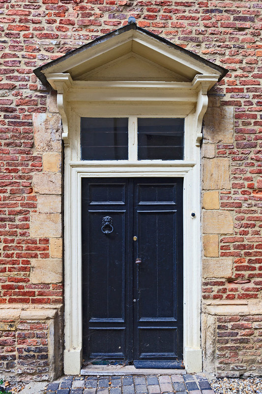 NFK20_044.jpg :: Georgeon wooden door and porch set in red brickwork