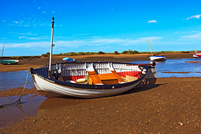 NFK20_080(1).jpg :: Boat beached at low tide at Burnham-Overy-Staithe, Norflk, UK
