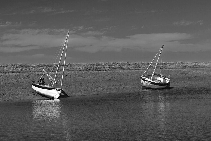 NFK20_0872w.jpg :: Boats at low tide at Burnham-Overy-Staithe, Norfolk, UK