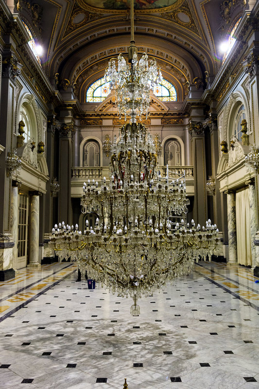 SPN_8071(1).jpg :: Chandeliers lowered for cleaning in the Ceremonial Hall of the Ayuntamiento in Valencia