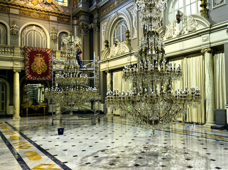 SPN_8072(1).jpg :: Chandeliers lowered for cleaning in the Ceremonial Hall of the Ayuntamiento in Valencia