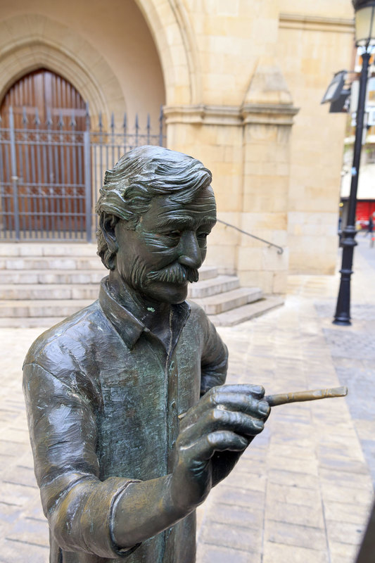 SPN_8202(1).jpg :: Bronze figure of an Artist outside the Cathedral del Santa Maria Castellon Spain