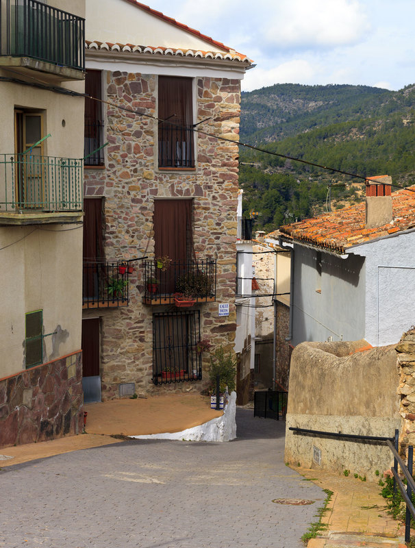 SPN_9308(1).jpg :: Narrow street in Eslida a mountain villlage in the province of Castellon, Spain