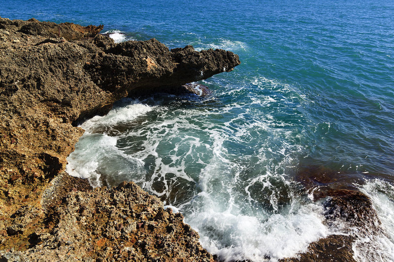 SPN_9379(1).jpg :: Waves breaking on rocks at Alcossebre, Spain
