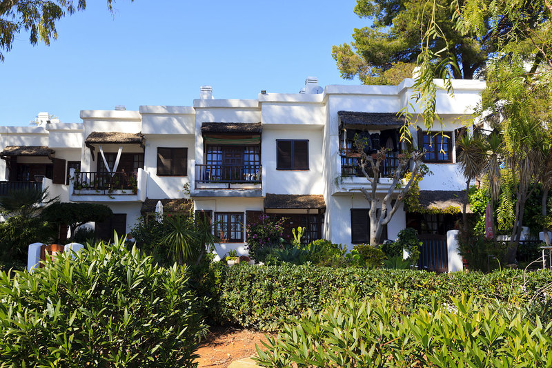 SPN_9392.jpg :: Villas facing onto the promenade at Las Fuentes Beach, Alcossebre, Spain