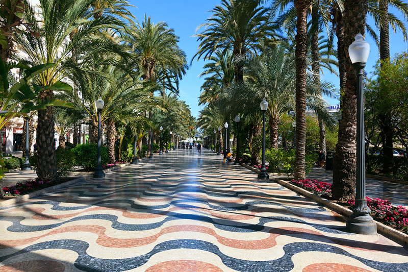 SPN19_032.jpg :: 3D effect of wavy tiled paving along the Palm lined Esplanade de Espana in Alicante, Spain