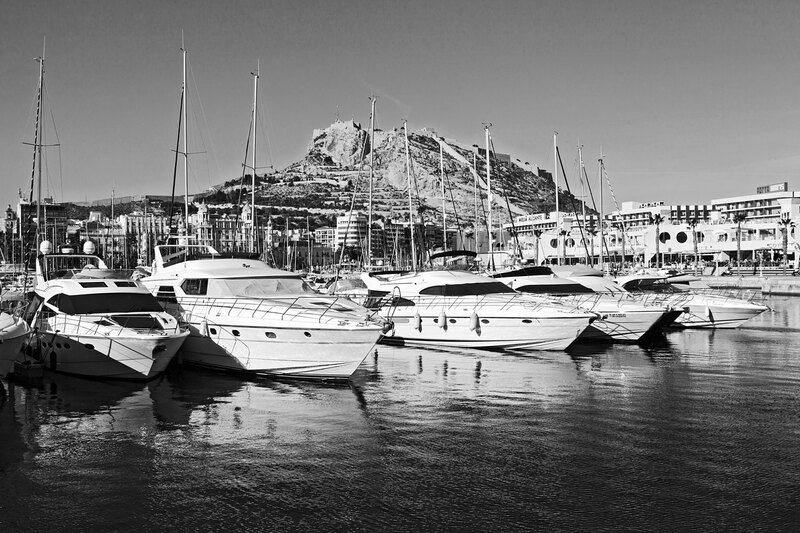 SPN19_0402.jpg :: Luxury Cruisers lined up on moorings in Alicante Port Marina