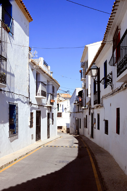 SPN19_157.jpg :: The narrow streets of Altea Old Town, Costa Blanca, Spain