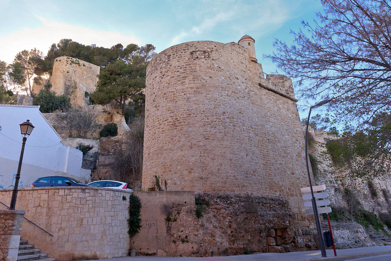 SPN19_447.jpg :: Walls of Dénia Castle looking up from Fora Mur street, Costa Blanca, Spain