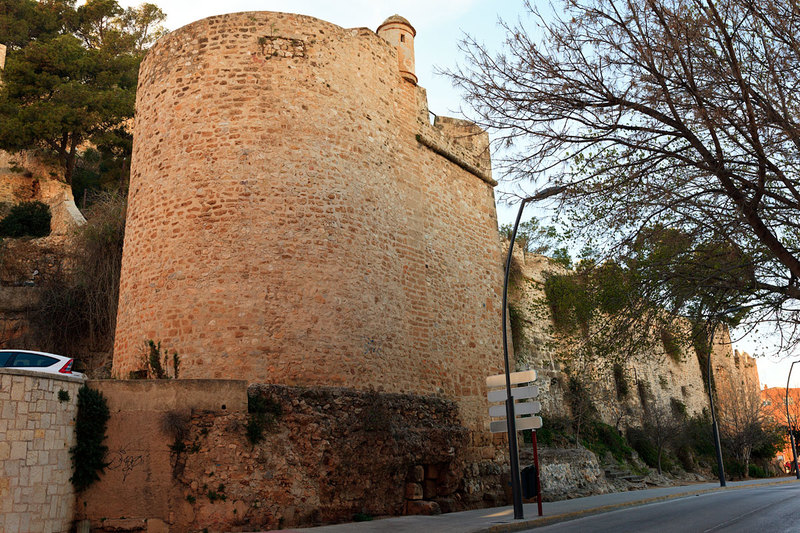 SPN19_448.jpg :: Walls of Dénia Castle looking up from Fora Mur street, Costa Blanca, Spain