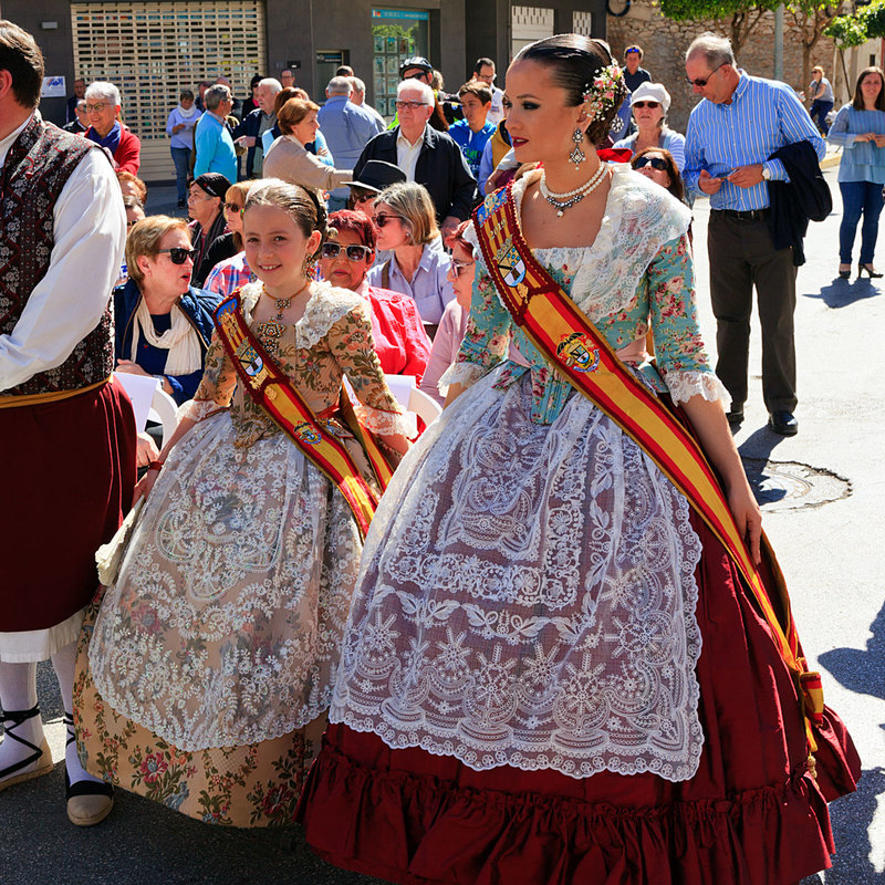 SPN19_470-1.jpg :: Falleras Mayores de Dénia and Courts of Honor attending street concert
