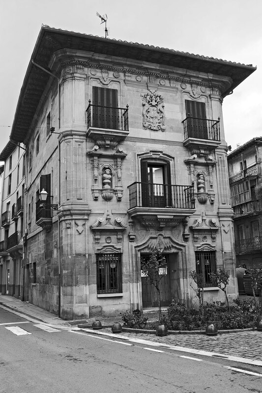 SPN19_5212.jpg :: 18th century Tejada Palace facade in Haro, La Rioja, Spain