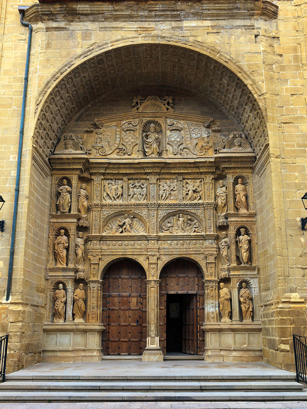 SPN19_527.jpg :: The 16th century carved portal of Saint Thomas the Apostle church in Haro, La Rioja, Spain