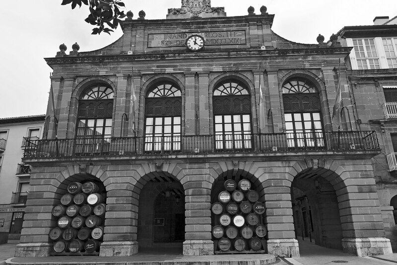 SPN19_5382.jpg :: Town Hall (18th century) in Plaza de la Paz in Haro, La Rioja, Spain