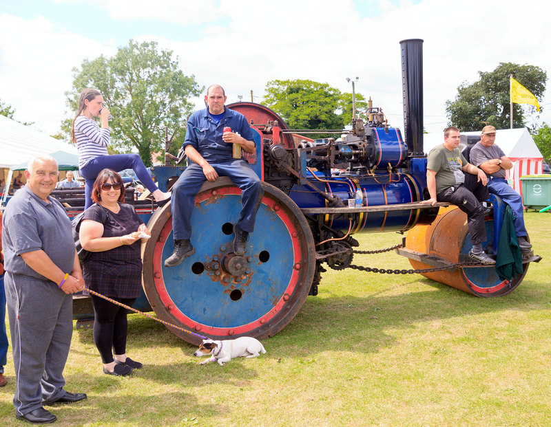 WGL_105(1).jpg :: Armstrong Whitworth Steam Traction Engine and crew