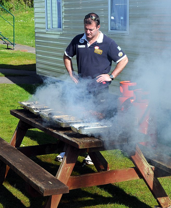 BB-MJTour2009_01_barbecue_1.jpg :: Why did i volunteer for this ?