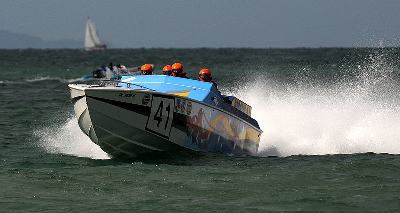 CowesTorquay2009_028_290809.jpg :: Images from the 2009 Cowes Torquay powerboat races taken from Hurst Castle as the boats re-enter the Solent.