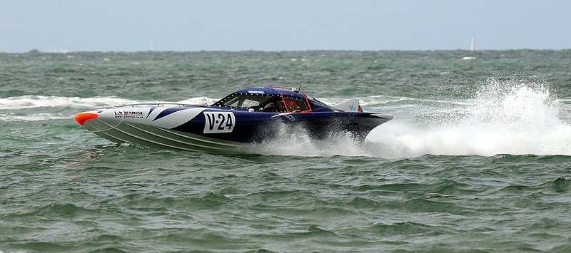 CowesTorquay2009_066_290809.jpg :: Images from the 2009 Cowes Torquay powerboat races taken from Hurst Castle as the boats re-enter the Solent.