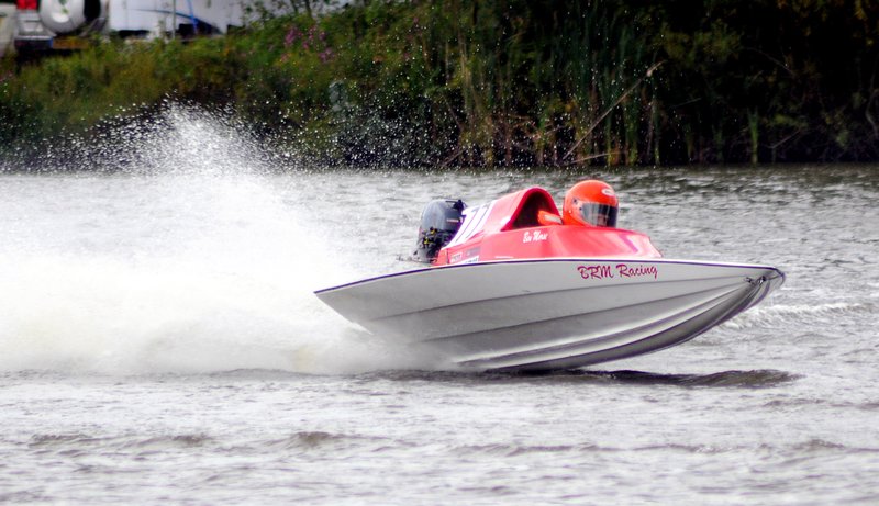 RYAPowerboat_rd3_04_Kingsbu.jpg :: Images from round 4 of the 2008 RYA powerboat championships at Kingsbury water park