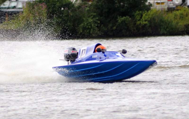 RYAPowerboat_rd3_09_Kingsbu.jpg :: Images from round 4 of the 2008 RYA powerboat championships at Kingsbury water park