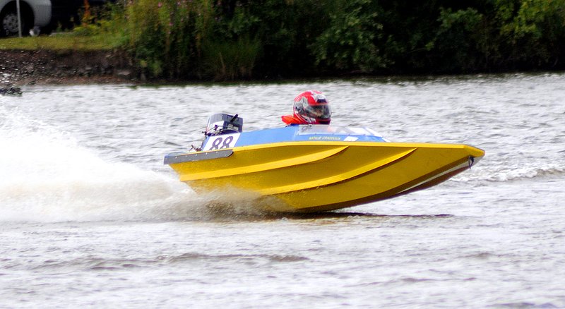 RYAPowerboat_rd3_10_Kingsbu.jpg :: Images from round 4 of the 2008 RYA powerboat championships at Kingsbury water park